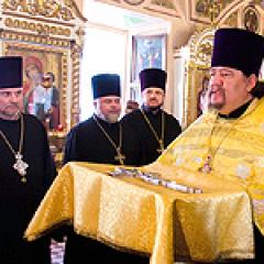 El obispo de Livny nectarium llegó al lugar del servicio.