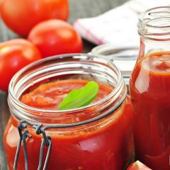 Salsa de tomate en casa Salsa de tomate casera con trozos de verduras para el invierno