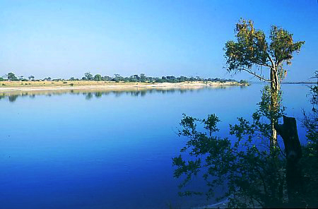Zambeze (rio na África) onde começa e para onde flui?